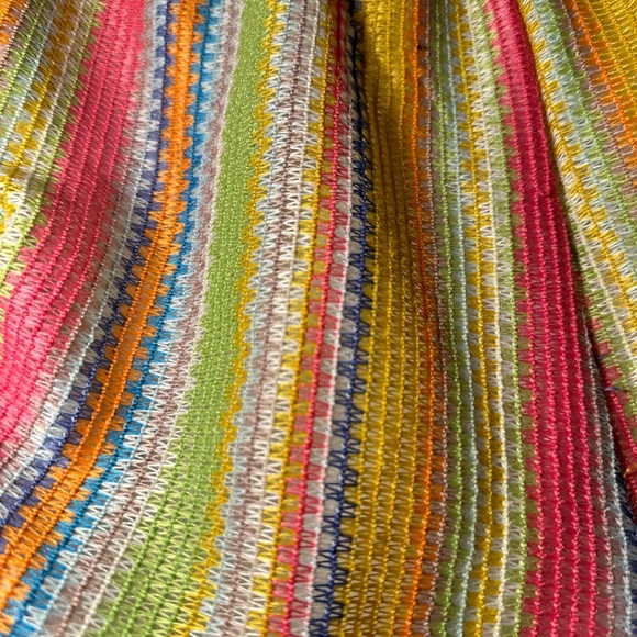 Bright top and shorts set - Picture 2 of 4